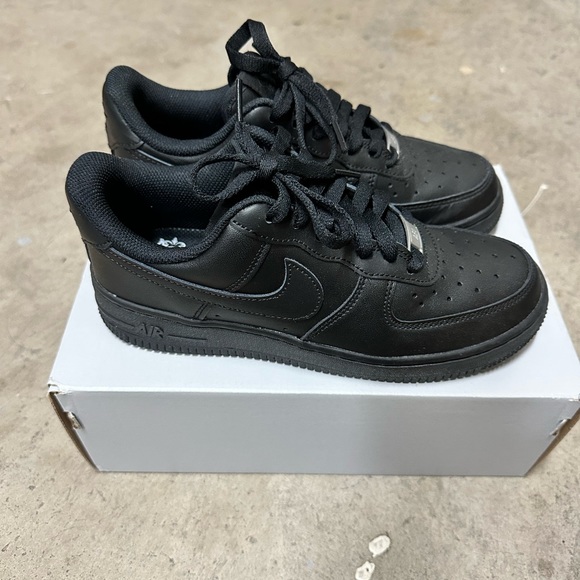 Nike Air Force 1, Women’s Size 7 - Picture 2 of 4
